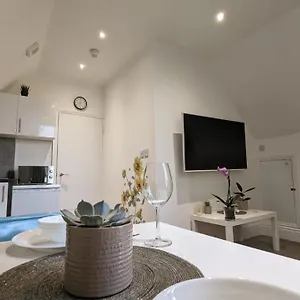 Modern Spacious Apartment Brighton